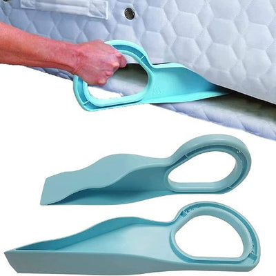 Blue mattress corner protector being used to封住床垫的角